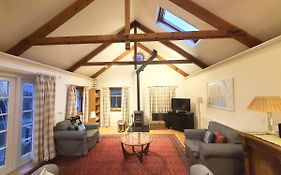 Edinburgh 2-Bedroom Cottage With Parking - Ground Floor
